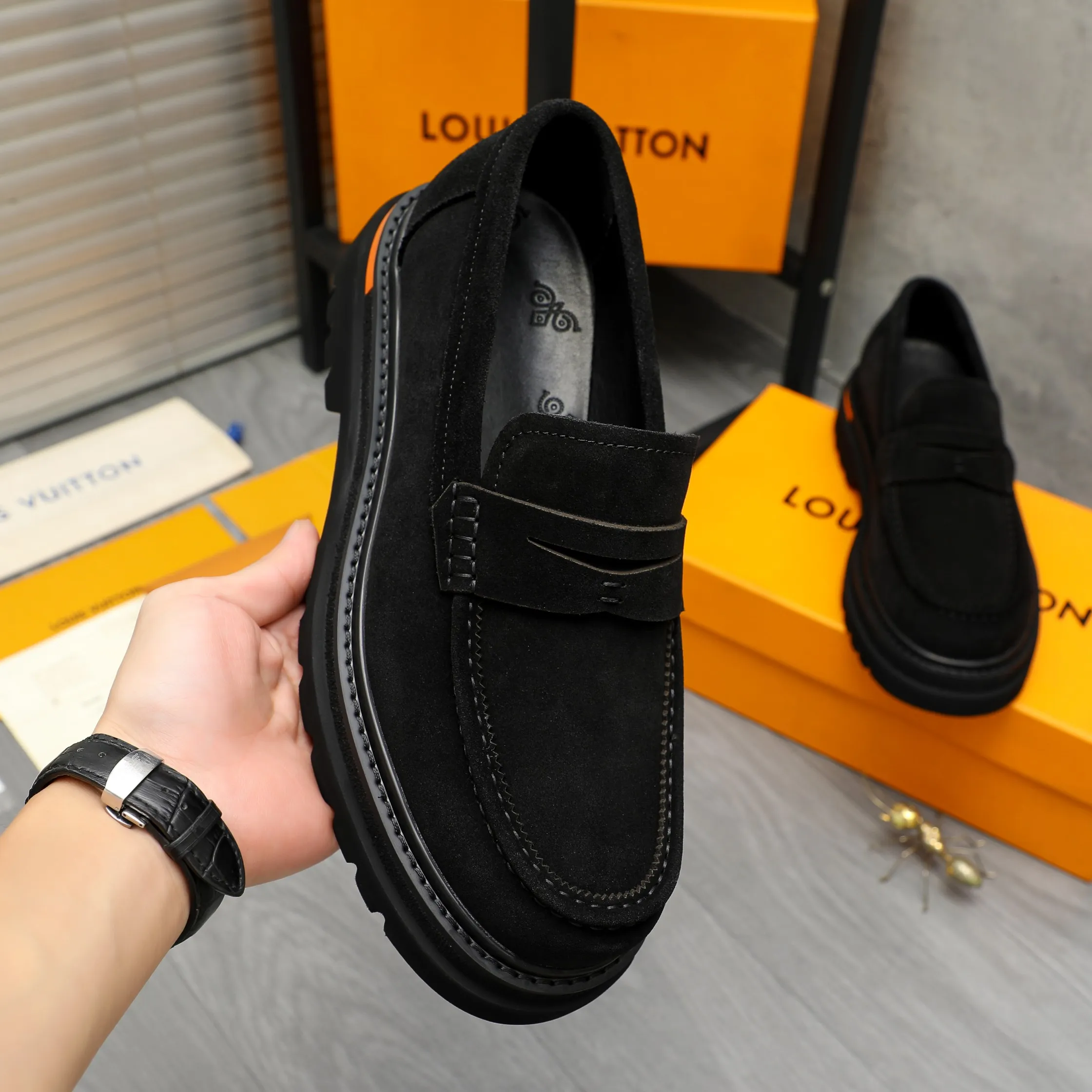 Men's shoes 💰620 Product trademark: LV "Louis Vuitton" business casual slip-on leather shoes Regular size: 37-46 Product material: Selected high-quality frosted cowhide upper, pigskin lining, rubber outsole